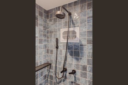 Banheiro de kitnet/studio para alugar com 1 quarto, 27m² em Pinheiros, São Paulo