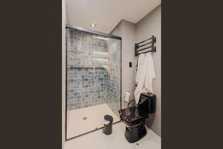 Banheiro de kitnet/studio para alugar com 1 quarto, 27m² em Pinheiros, São Paulo