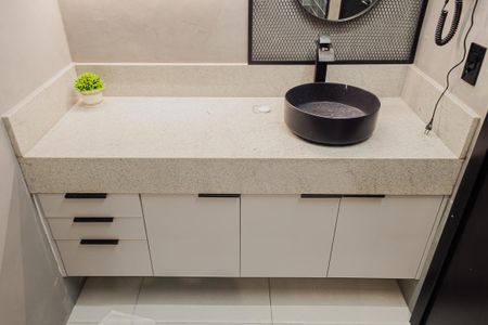 Banheiro de kitnet/studio para alugar com 1 quarto, 27m² em Pinheiros, São Paulo