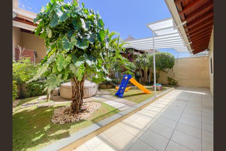 Casa à venda com 250m², 4 quartos e 6 vagas Casa à venda com 250m², 4 quartos e 6 vagasQuintal