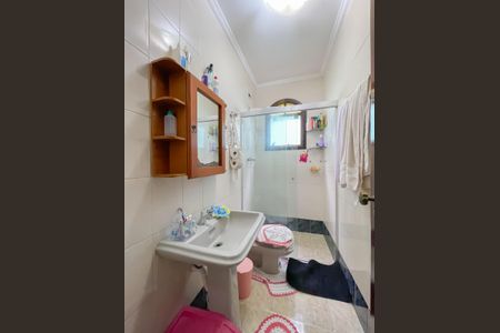 Casa à venda com 373m², 4 quartos e 3 vagas Casa à venda com 373m², 4 quartos e 3 vagasBanheiro 2