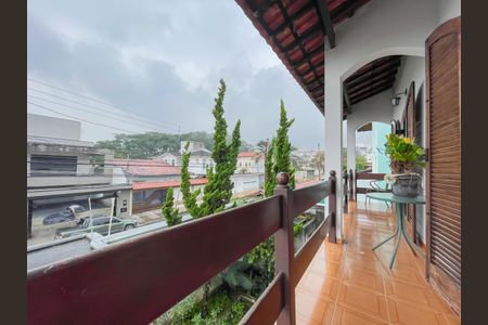 Casa à venda com 373m², 4 quartos e 3 vagas Casa à venda com 373m², 4 quartos e 3 vagasVaranda