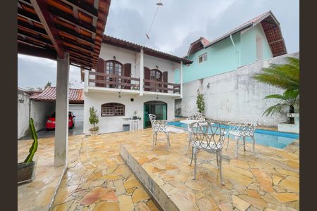 Casa à venda com 373m², 4 quartos e 3 vagas Casa à venda com 373m², 4 quartos e 3 vagasPiscina