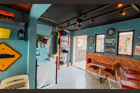 Casa à venda com 250m², 4 quartos e 2 vagas Casa à venda com 250m², 4 quartos e 2 vagasBar