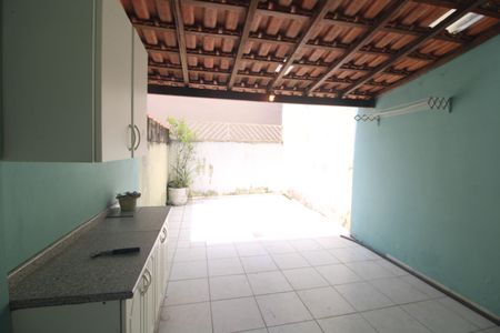 Casa para alugar com 90m², 2 quartos e 1 vagaFundos da casa
