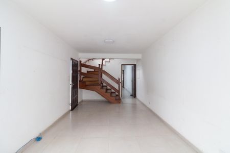 Casa à venda com 177m², 3 quartos e 2 vagas Casa à venda com 177m², 3 quartos e 2 vagasSala