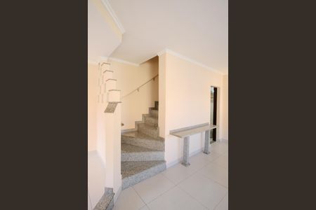 Casa para alugar com 205m², 3 quartos e 4 vagasEscada