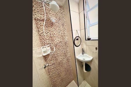 Banheiro de kitnet/studio para alugar com 1 quarto, 18m² em Gonzaguinha, São Vicente