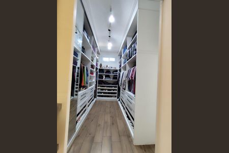 Casa de condomínio para alugar com 400m², 5 quartos e 4 vagasCloset