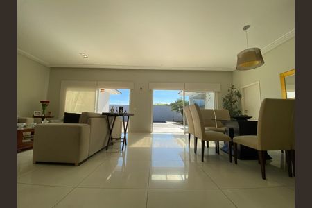 Casa de condomínio para alugar com 400m², 5 quartos e 4 vagasSala