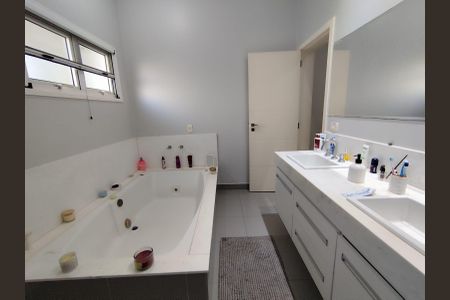 Casa de condomínio para alugar com 400m², 5 quartos e 4 vagasBanheiro