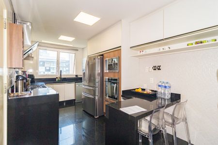 Apartamento à venda com 177m², 3 quartos e 4 vagas Apartamento à venda com 177m², 3 quartos e 4 vagasCozinha