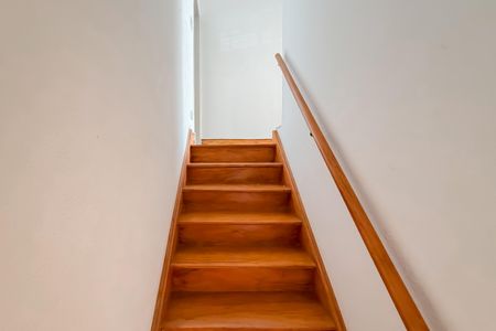 Casa para alugar com 100m², 5 quartos e 1 vaga Casa para alugar com 100m², 5 quartos e 1 vagaEscada