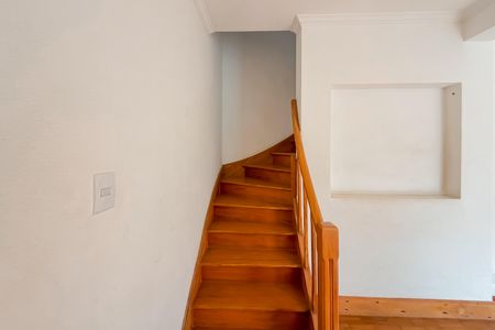 Casa para alugar com 100m², 5 quartos e 1 vaga Casa para alugar com 100m², 5 quartos e 1 vagaEscada