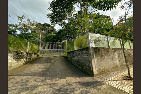 Casa para alugar com 2000m², 2 quartos e 15 vagasPlaquinha