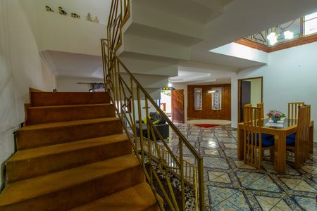 Casa para alugar com 340m², 3 quartos e 10 vagasEscadas