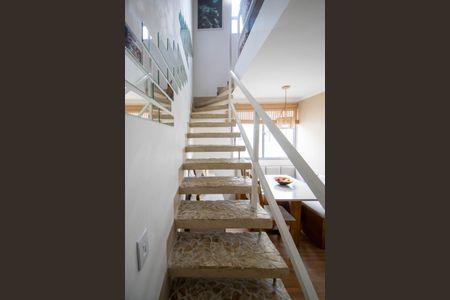 Apartamento à venda com 102m², 2 quartos e 1 vagaEscada 