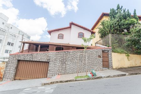 Casa à venda com 360m², 4 quartos e 3 vagasFachada
