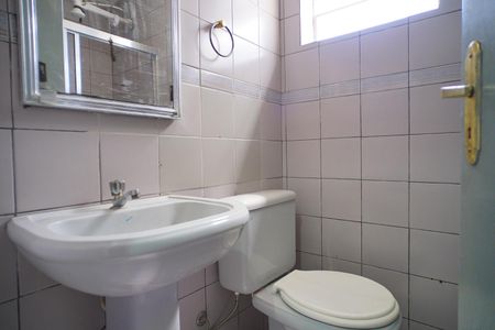 Banheiro  de apartamento à venda com 2 quartos, 56m² em Jardim Europa, Porto Alegre