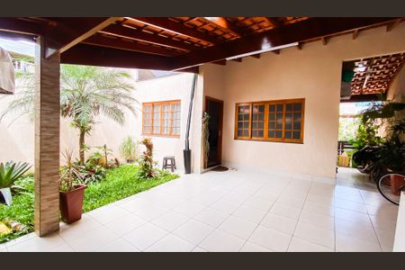 Casa à venda com 250m², 3 quartos e 2 vagas Casa à venda com 250m², 3 quartos e 2 vagasGaragem