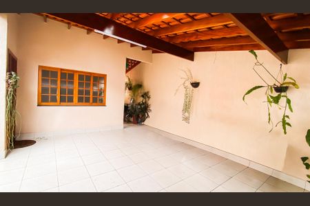 Casa à venda com 250m², 3 quartos e 2 vagas Casa à venda com 250m², 3 quartos e 2 vagasGaragem