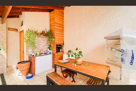 Casa à venda com 250m², 3 quartos e 2 vagas Casa à venda com 250m², 3 quartos e 2 vagasChurrasqueira