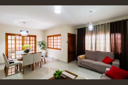 Casa à venda com 250m², 3 quartos e 2 vagas Casa à venda com 250m², 3 quartos e 2 vagasSala