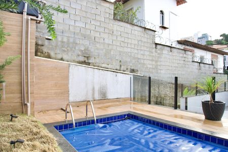 Casa à venda com 200m², 3 quartos e 2 vagasPiscina