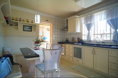 Casa para alugar com 267m², 4 quartos e 2 vagasCozinha