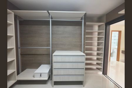 Apartamento à venda com 223m², 3 quartos e 2 vagas Apartamento à venda com 223m², 3 quartos e 2 vagasCloset Suite