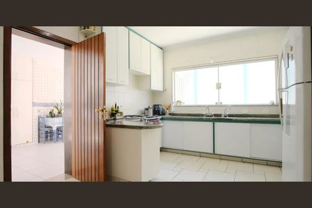 Casa à venda com 6 quartos, 300m² em Vila Carrão, São Paulo