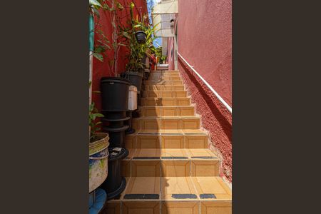 Casa à venda com 125m², 2 quartos e 2 vagas Casa à venda com 125m², 2 quartos e 2 vagasEscada