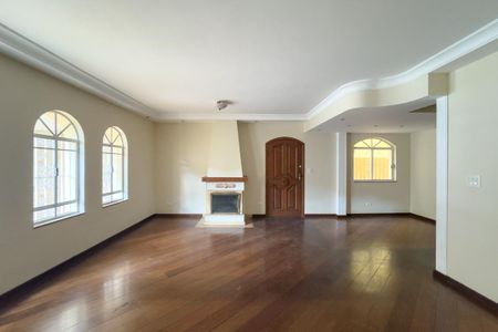 Casa para alugar com 224m², 4 quartos e 3 vagasSala