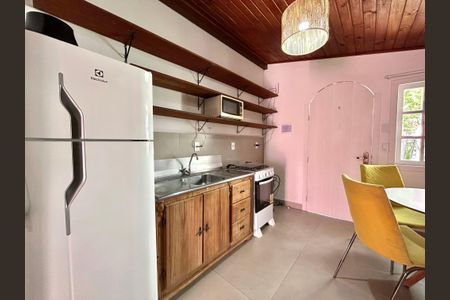 Cozinha  de apartamento para alugar com 1 quarto, 30m² em Campeche Leste, Florianópolis