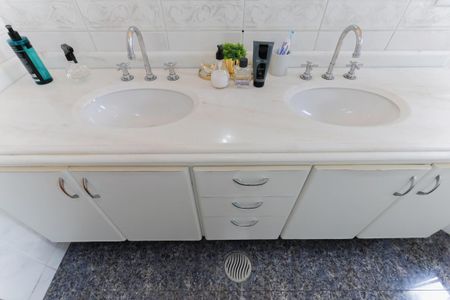 Apartamento à venda com 250m², 4 quartos e 5 vagas Apartamento à venda com 250m², 4 quartos e 5 vagasBanheiro da suíte 1