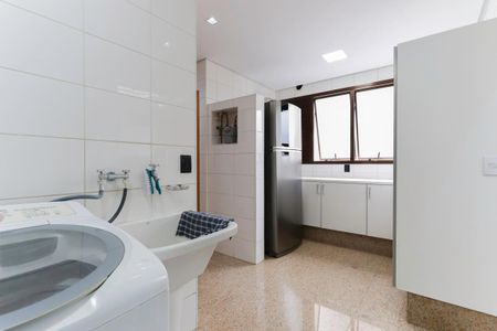 Apartamento à venda com 250m², 4 quartos e 5 vagas Apartamento à venda com 250m², 4 quartos e 5 vagasÁrea de serviço