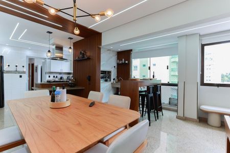 Apartamento à venda com 250m², 4 quartos e 5 vagas Apartamento à venda com 250m², 4 quartos e 5 vagasCopa e área de lazer