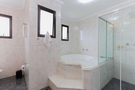 Apartamento à venda com 250m², 4 quartos e 5 vagas Apartamento à venda com 250m², 4 quartos e 5 vagasBanheiro da suíte 1