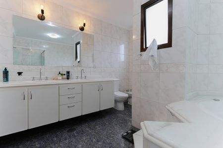 Apartamento à venda com 250m², 4 quartos e 5 vagas Apartamento à venda com 250m², 4 quartos e 5 vagasBanheiro da suíte 1