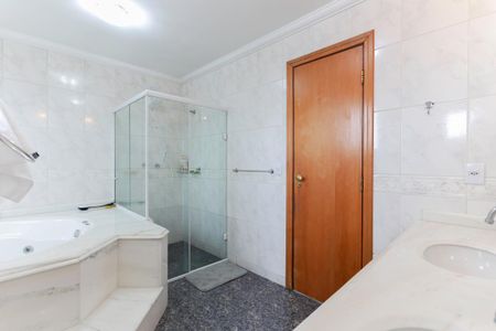 Apartamento à venda com 250m², 4 quartos e 5 vagas Apartamento à venda com 250m², 4 quartos e 5 vagasBanheiro da suíte 1