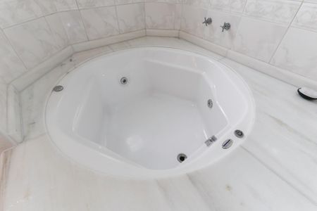 Apartamento à venda com 250m², 4 quartos e 5 vagas Apartamento à venda com 250m², 4 quartos e 5 vagasBanheiro da suíte 1