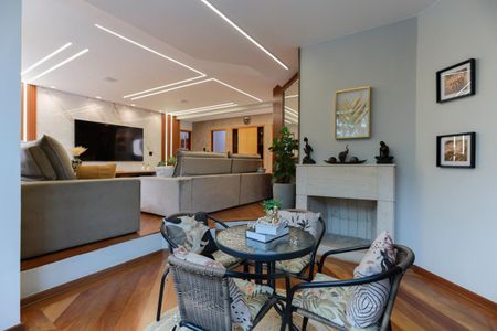 Apartamento à venda com 250m², 4 quartos e 5 vagas Apartamento à venda com 250m², 4 quartos e 5 vagasSala de lareira