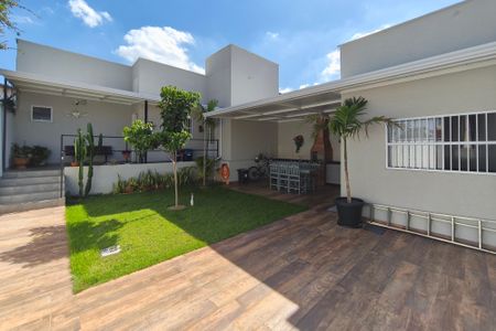 Casa à venda com 234m², 3 quartos e 1 vaga Casa à venda com 234m², 3 quartos e 1 vagaÁrea gourmet - Quintal
