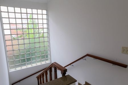 Casa para alugar com 140m², 4 quartos e 2 vagasEscada acesso aos quartos