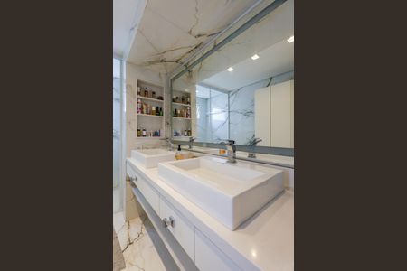 Apartamento à venda com 175m², 3 quartos e 3 vagas Apartamento à venda com 175m², 3 quartos e 3 vagasBanheiro da Suíte 1