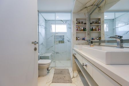 Apartamento à venda com 175m², 3 quartos e 3 vagas Apartamento à venda com 175m², 3 quartos e 3 vagasBanheiro da Suíte 1