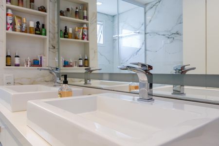 Apartamento à venda com 175m², 3 quartos e 3 vagas Apartamento à venda com 175m², 3 quartos e 3 vagasBanheiro da Suíte 1