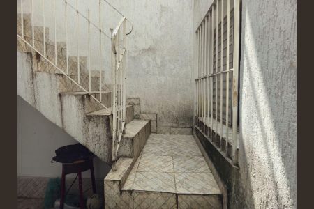 Casa à venda com 134m², 3 quartos e 2 vagasEscada acesso a Area de Serviço e Churrasqueira 