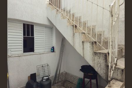 Casa à venda com 134m², 3 quartos e 2 vagasEscada acesso a Area de Serviço e Churrasqueira 