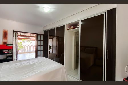 Casa à venda com 4 quartos, 196m² em Vila Nhocuné, São Paulo